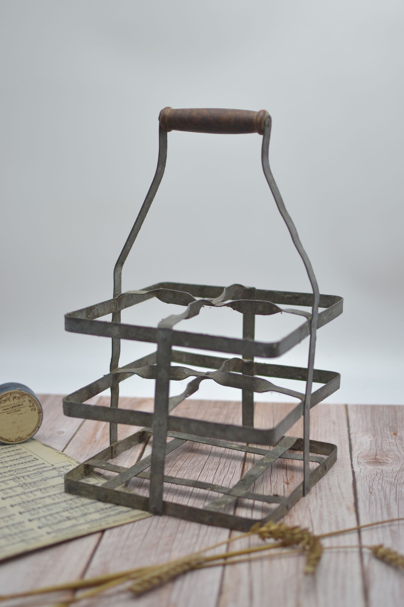 Bottle holder with 4 slots in galvanized zinc with wooden handles