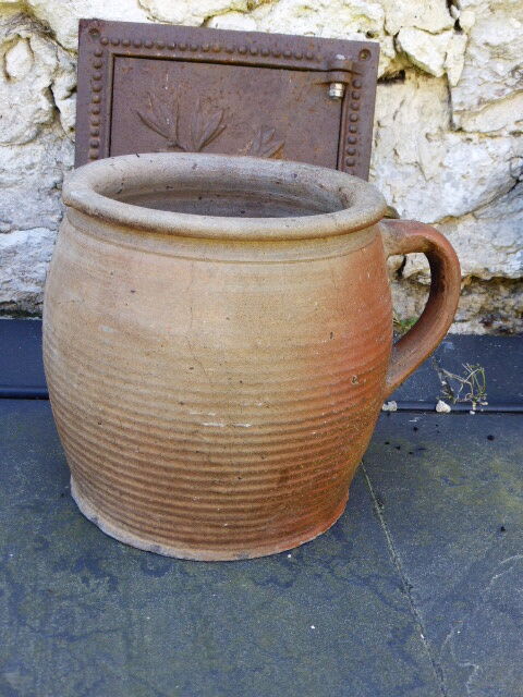 Sandstone pot with handle