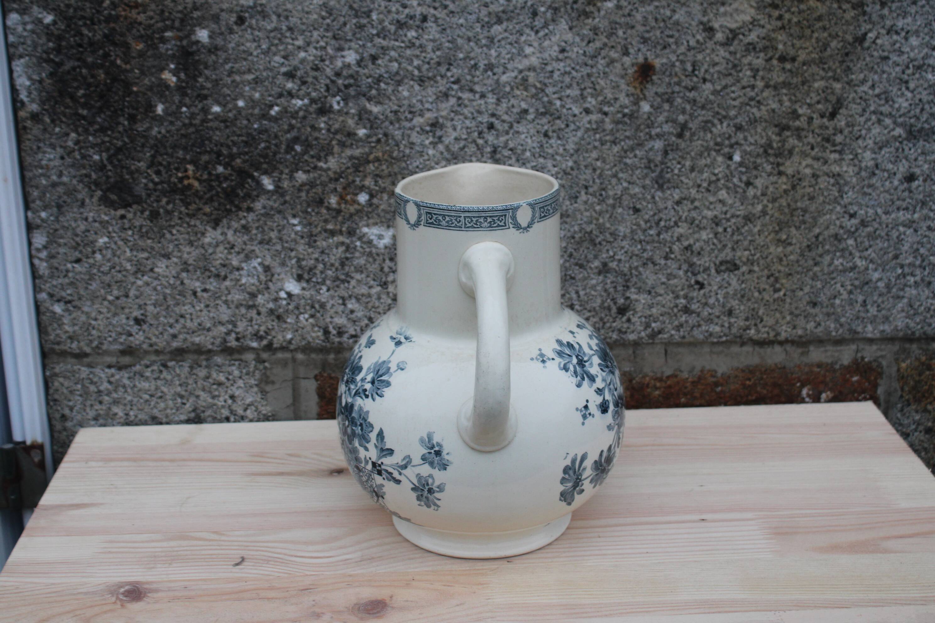 Broc de toilette ancien en faïence Terre de Fer – Salins – décor Marguerite