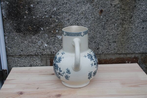 Broc de toilette ancien en faïence Terre de Fer – Salins – décor Marguerite