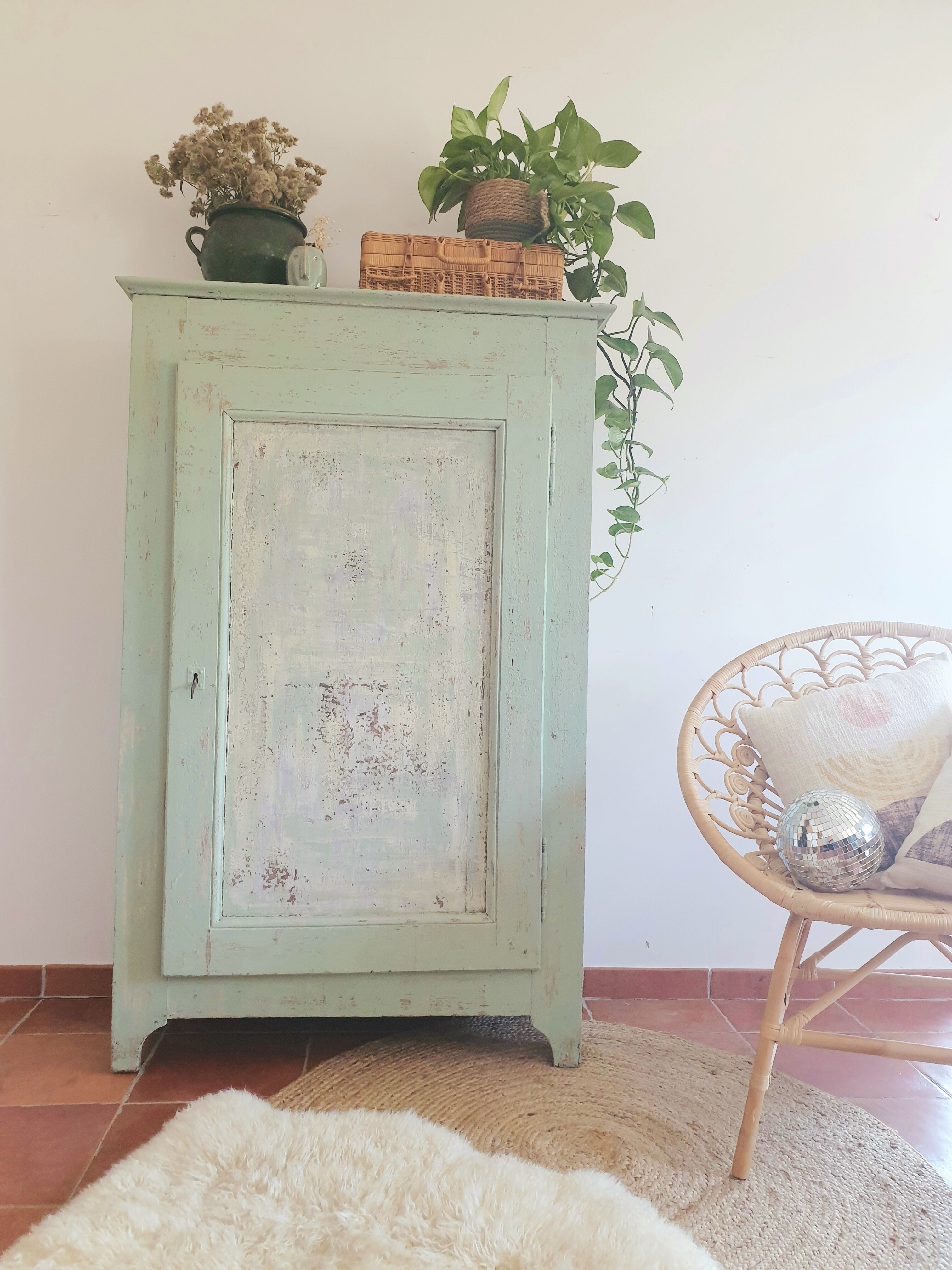 Pretty old bonnetière