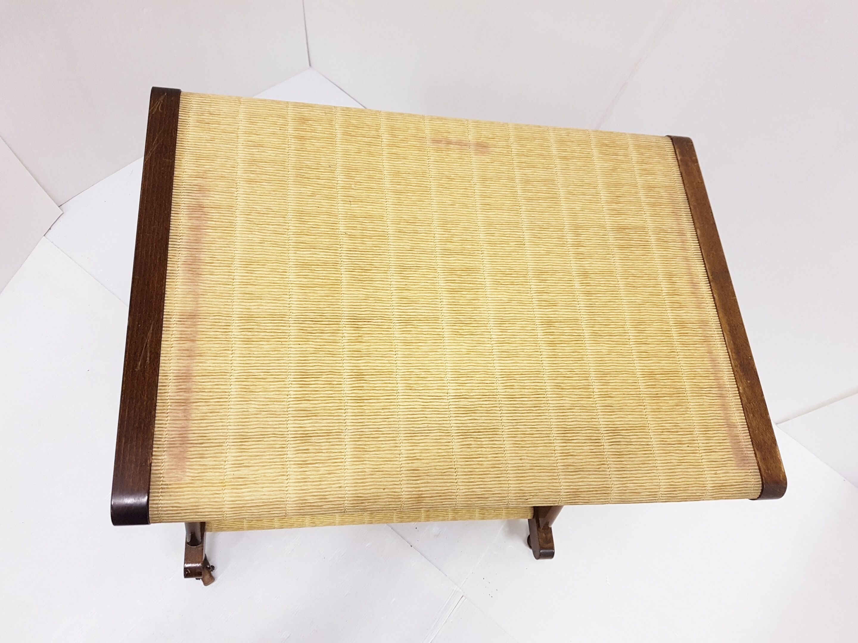 Serving table 1960