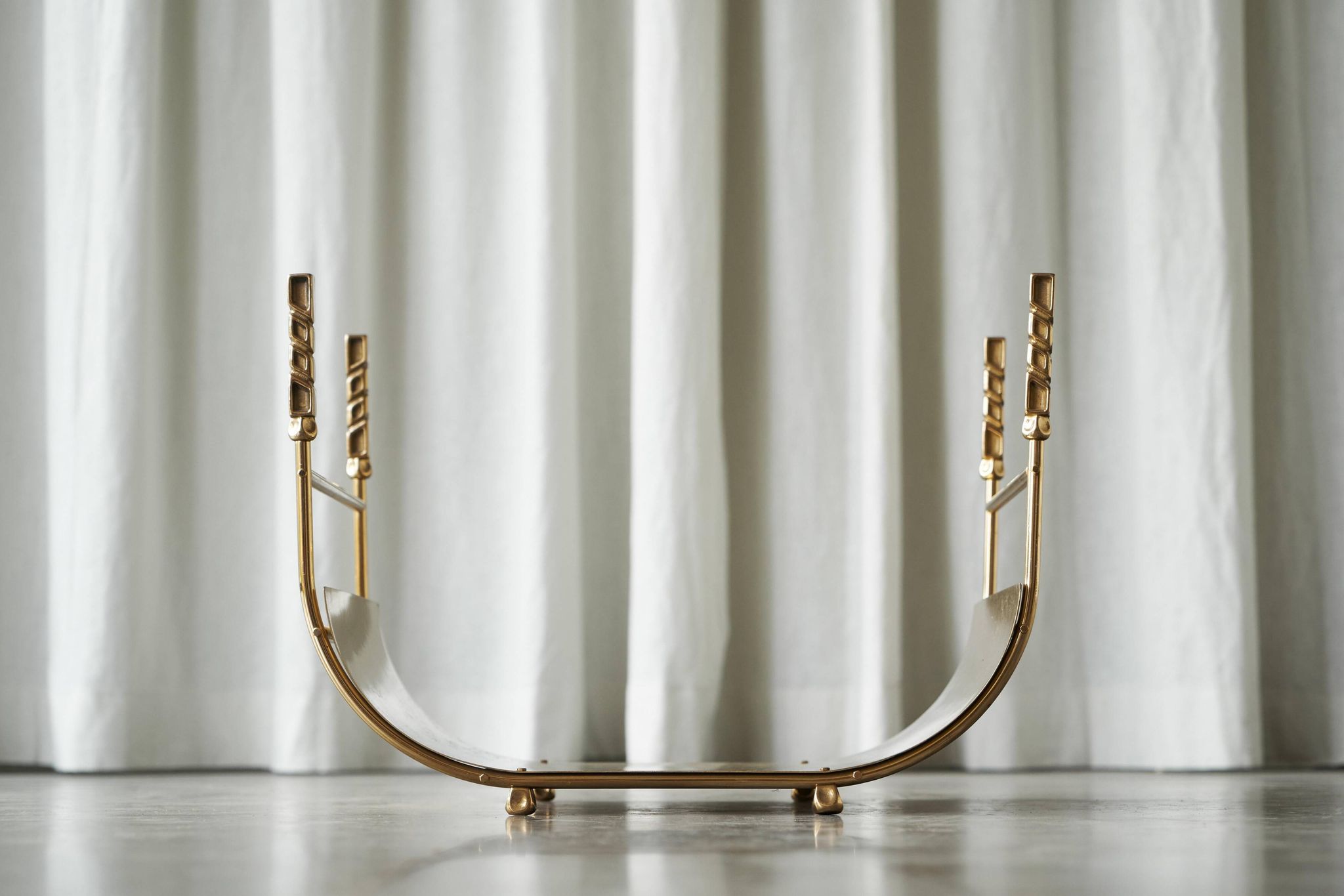 Panier ou porte-revues sculptural en laiton doré années 1970