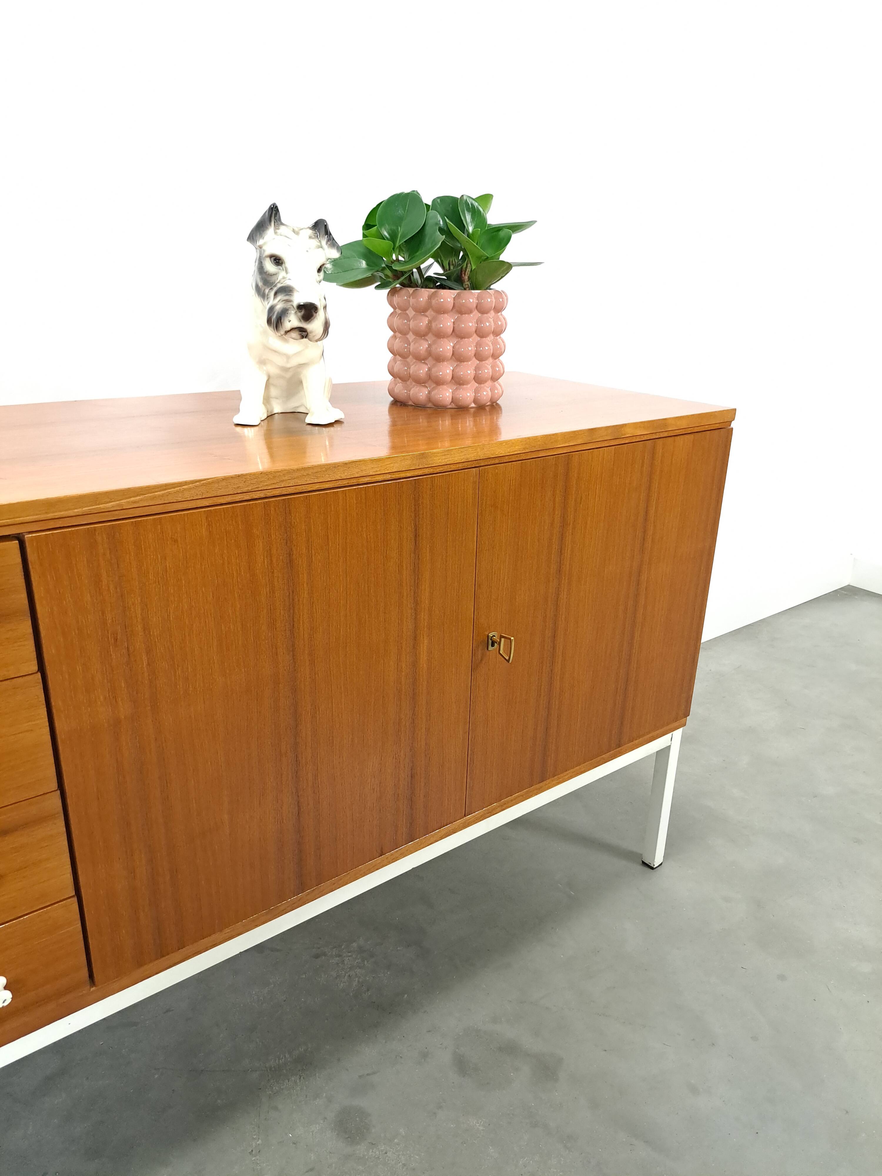 Fineer dressoir uit Zweden met wit stalen poten