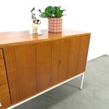 Fineer dressoir uit Zweden met wit stalen poten