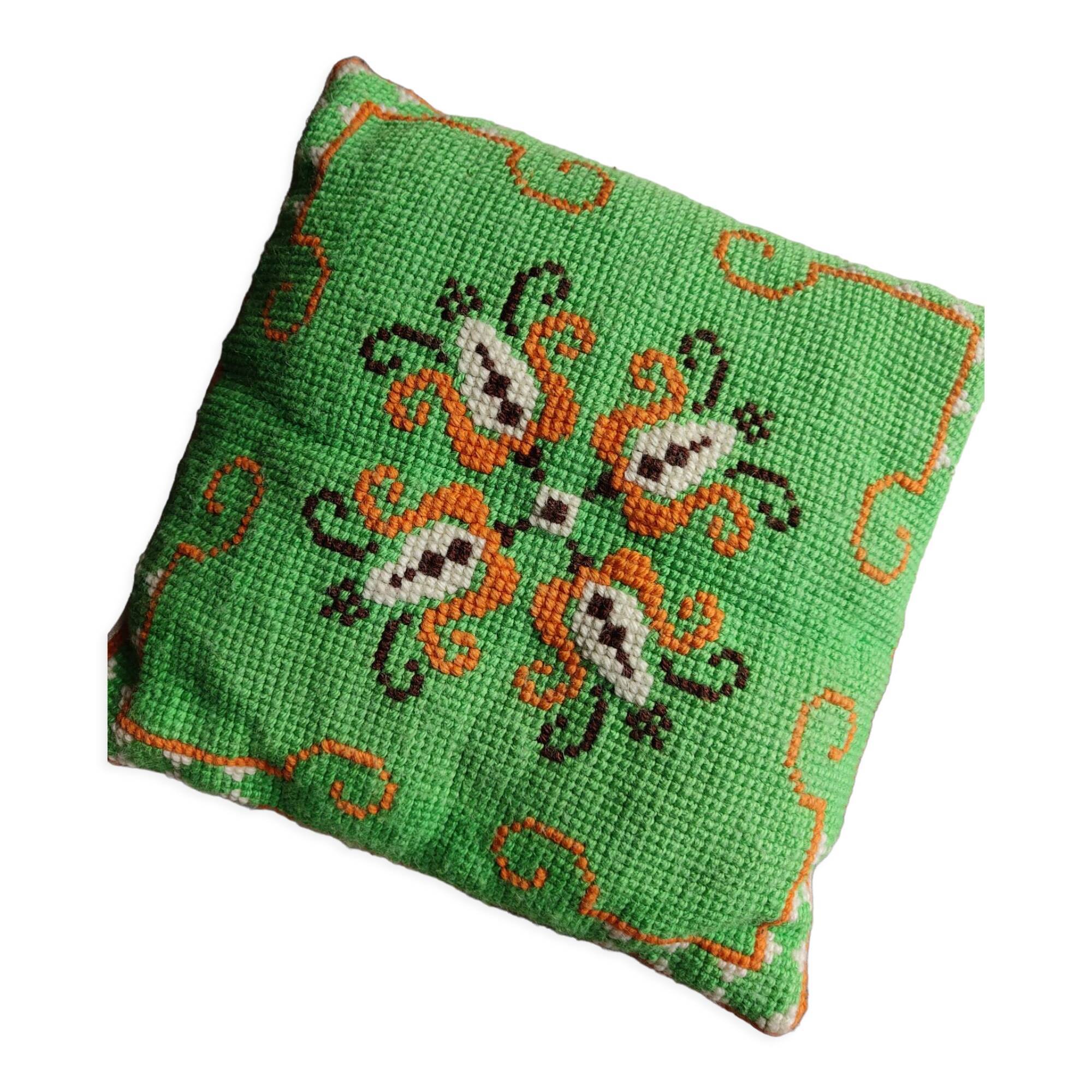Coussin brodé canevas vintage
