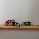 Trio de voitures de course vintage en bois
