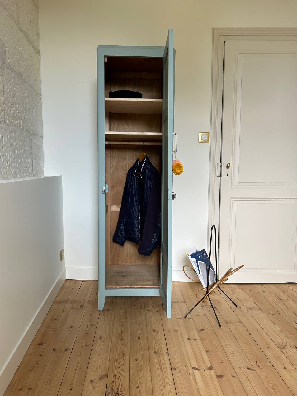 1-door wardrobe / locker room revisited in Almond (Resource)