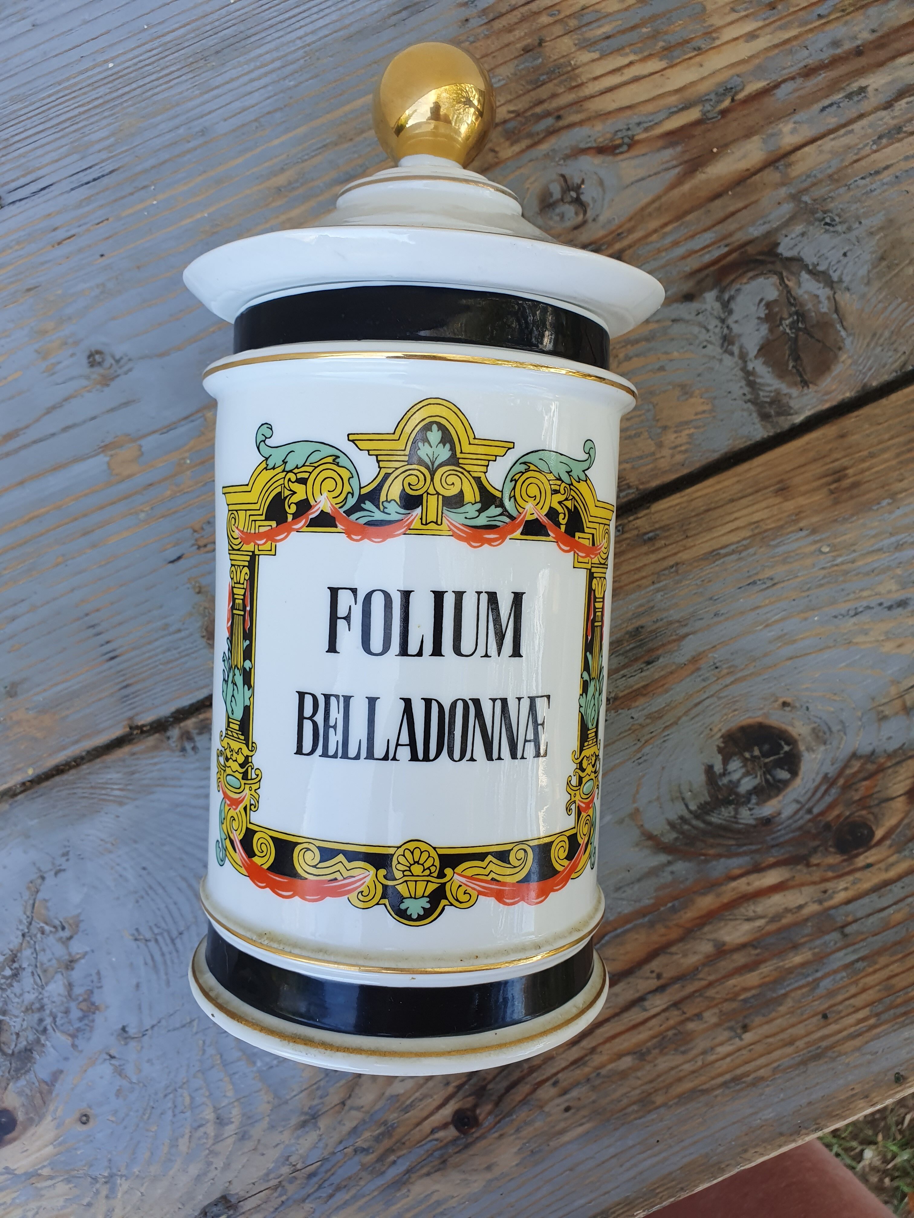 Important pharmacy jar Folium Belladonnae