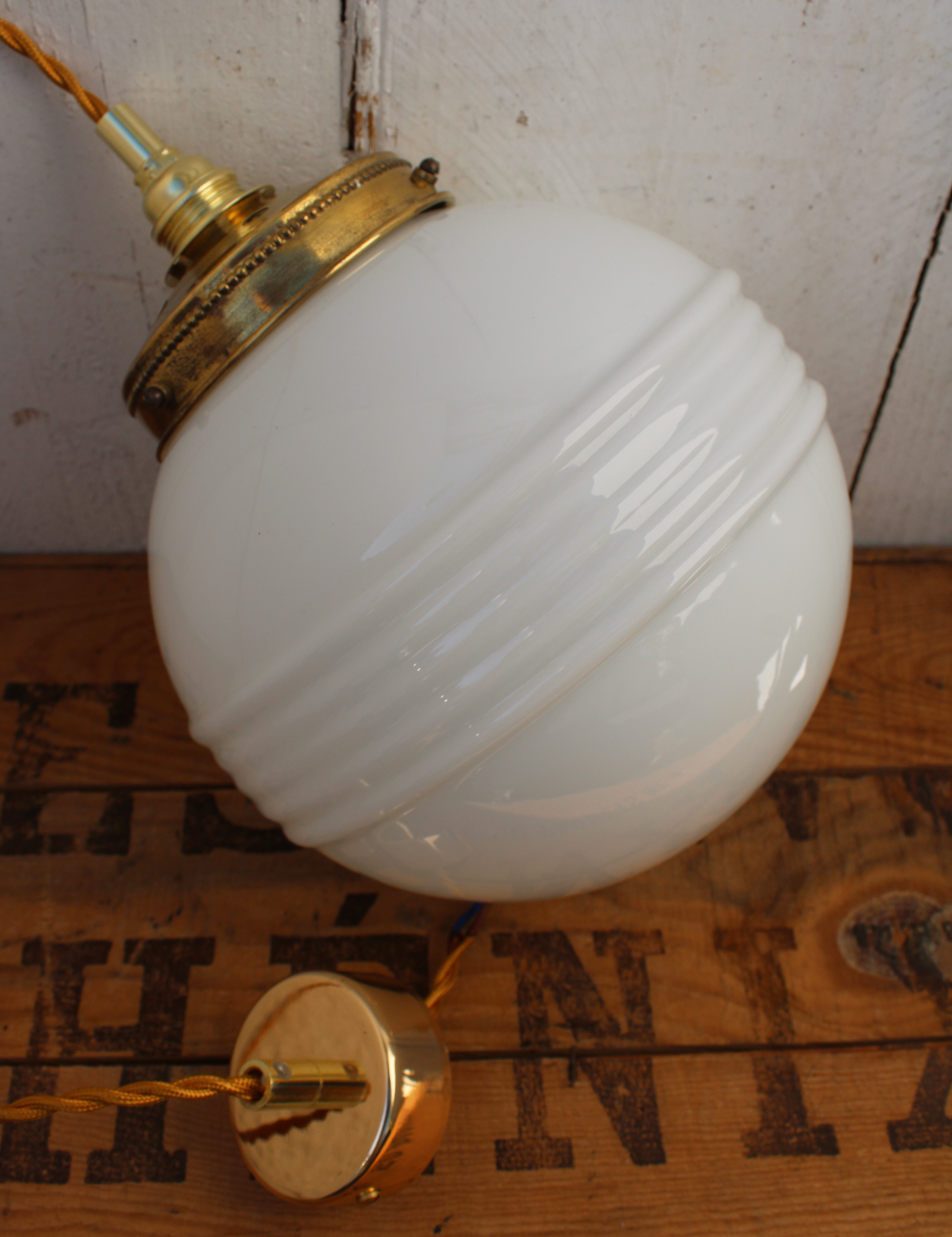 White and brass opaline globe suspension