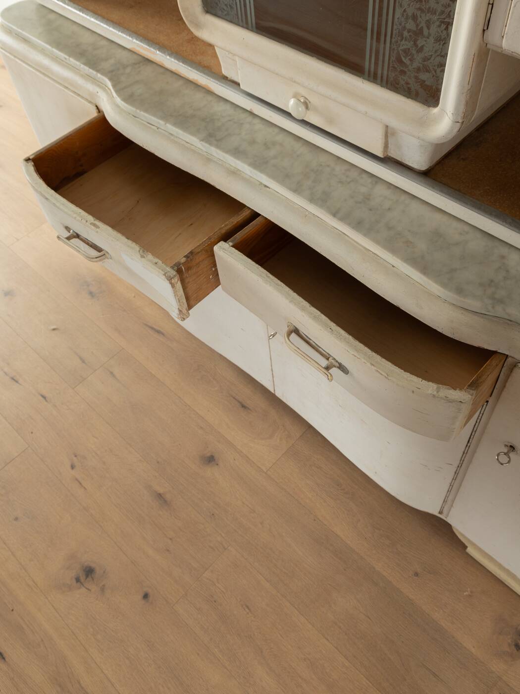 Art Déco kitchen cabinet