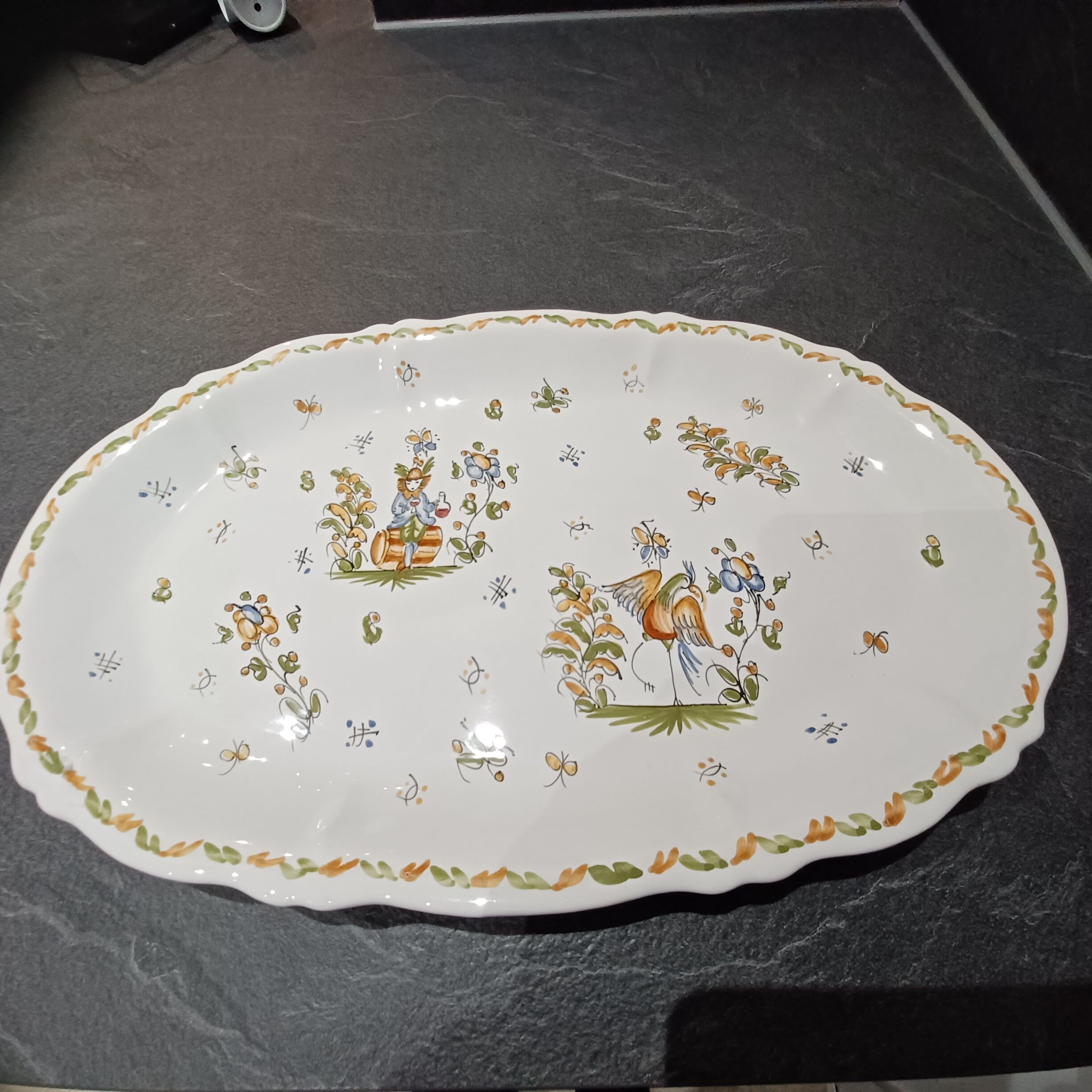 Oval dish with Moustier decor