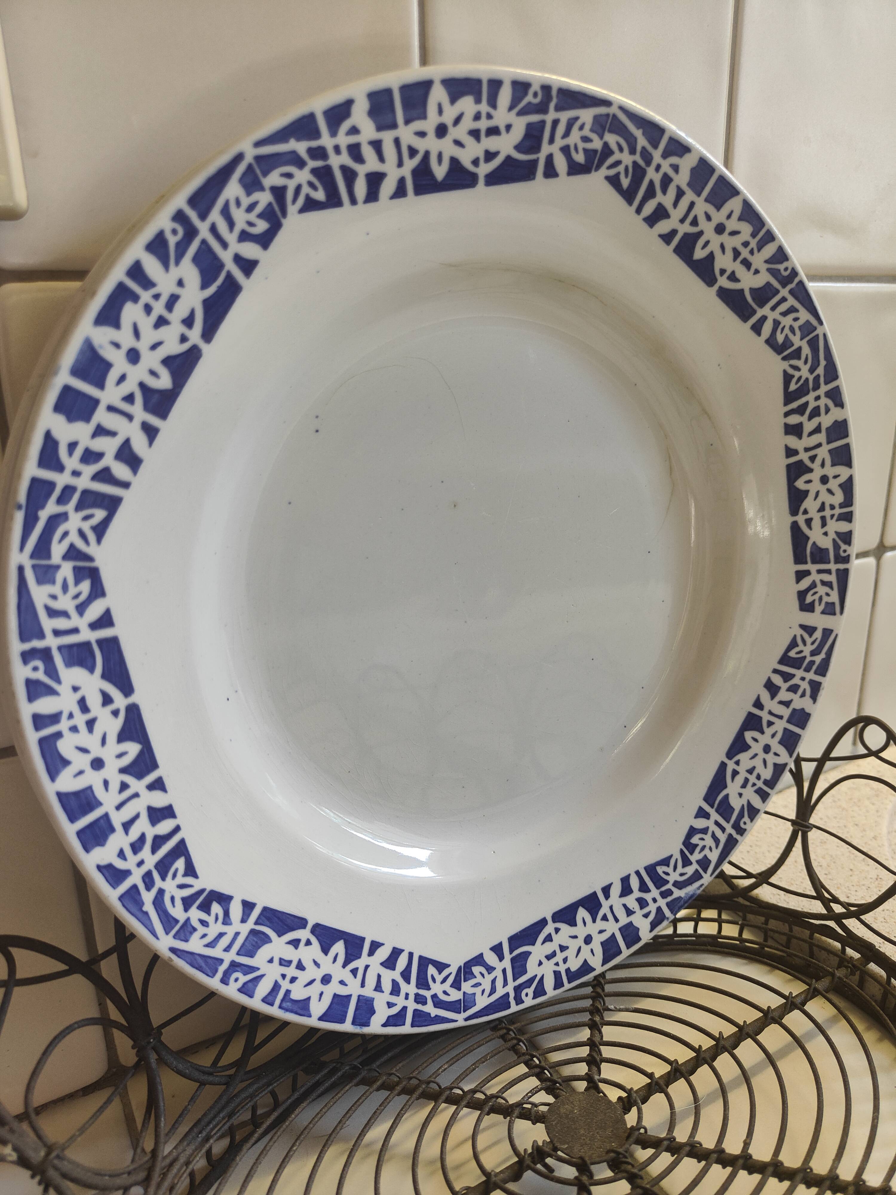 Set of 3 iron earth flat plates Faïencerie Niderviller. Blue and white “Art Deco” decor.