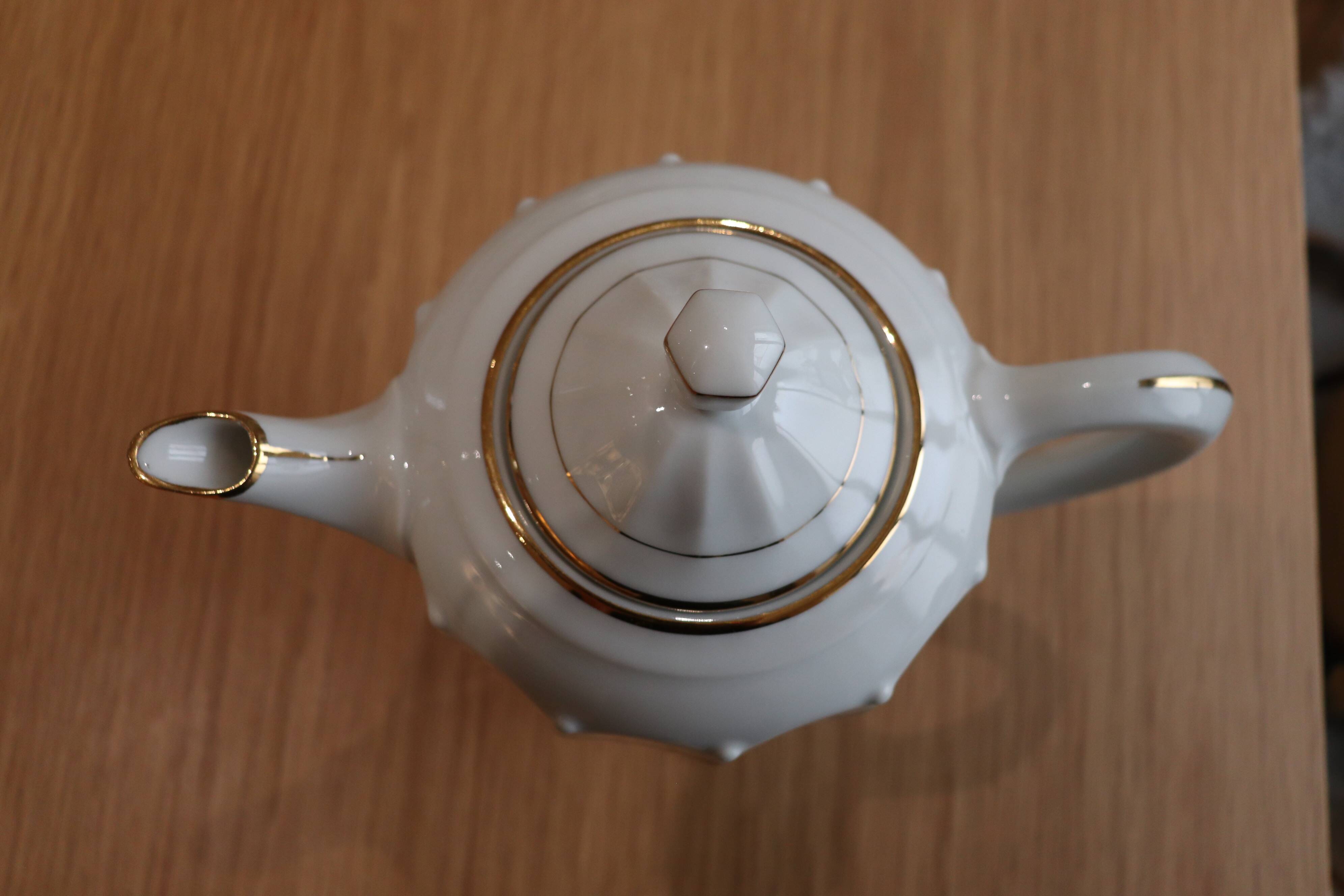 Coffee and tea service in Limoges porcelain with anemone flower pattern and gilding.