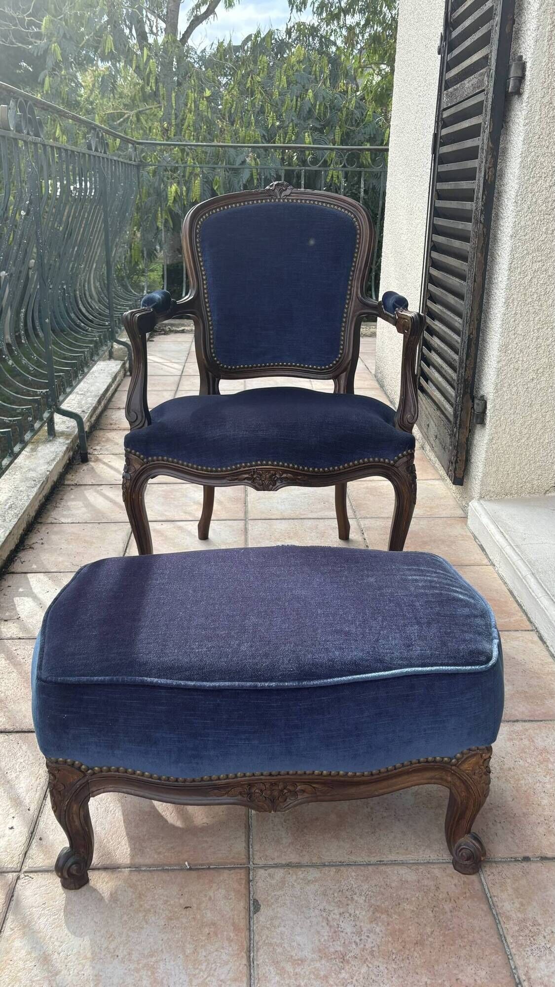 armchair with footrest