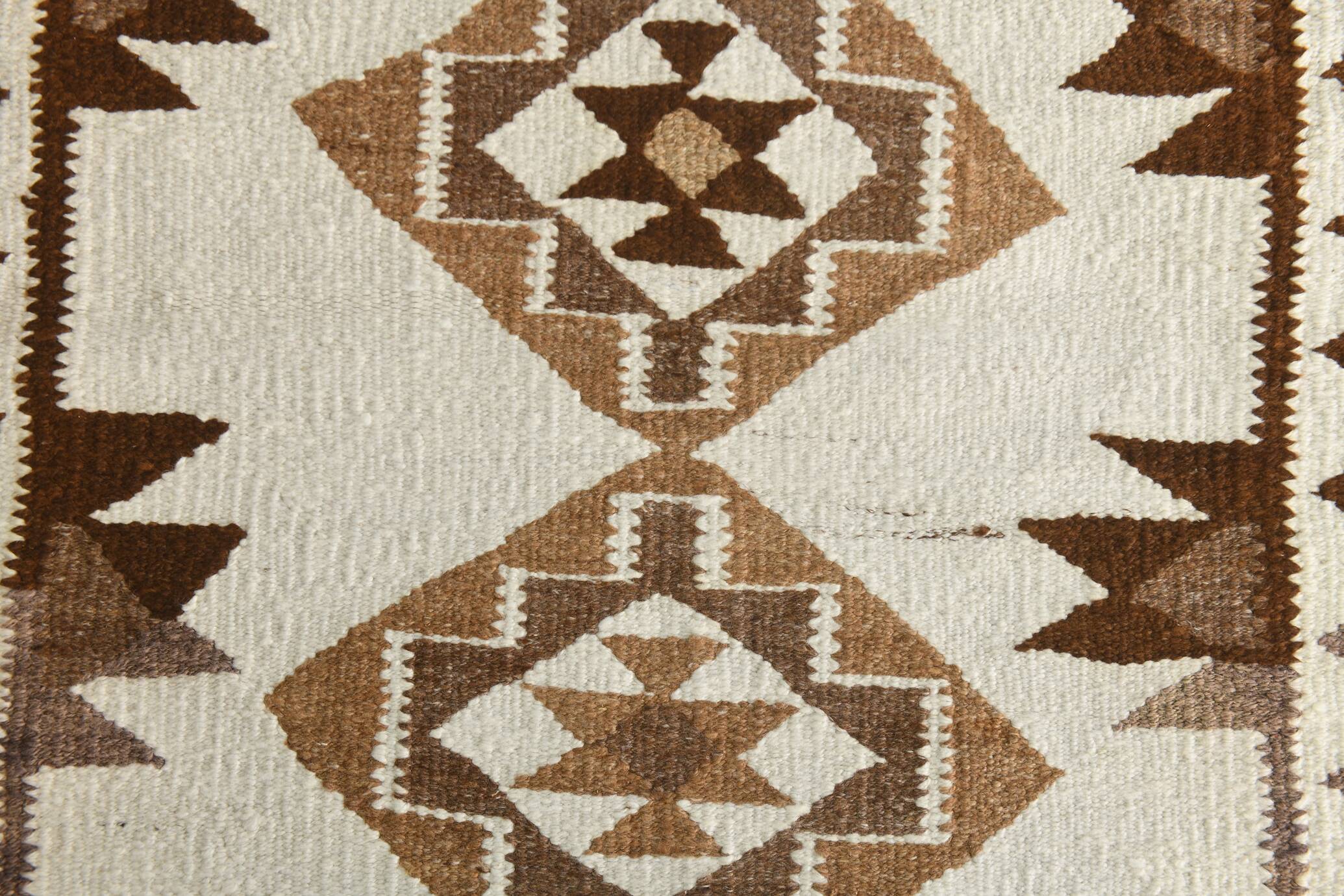 Tapis kilim ancien en laine – style bohème, motifs ethniques sur fond clair