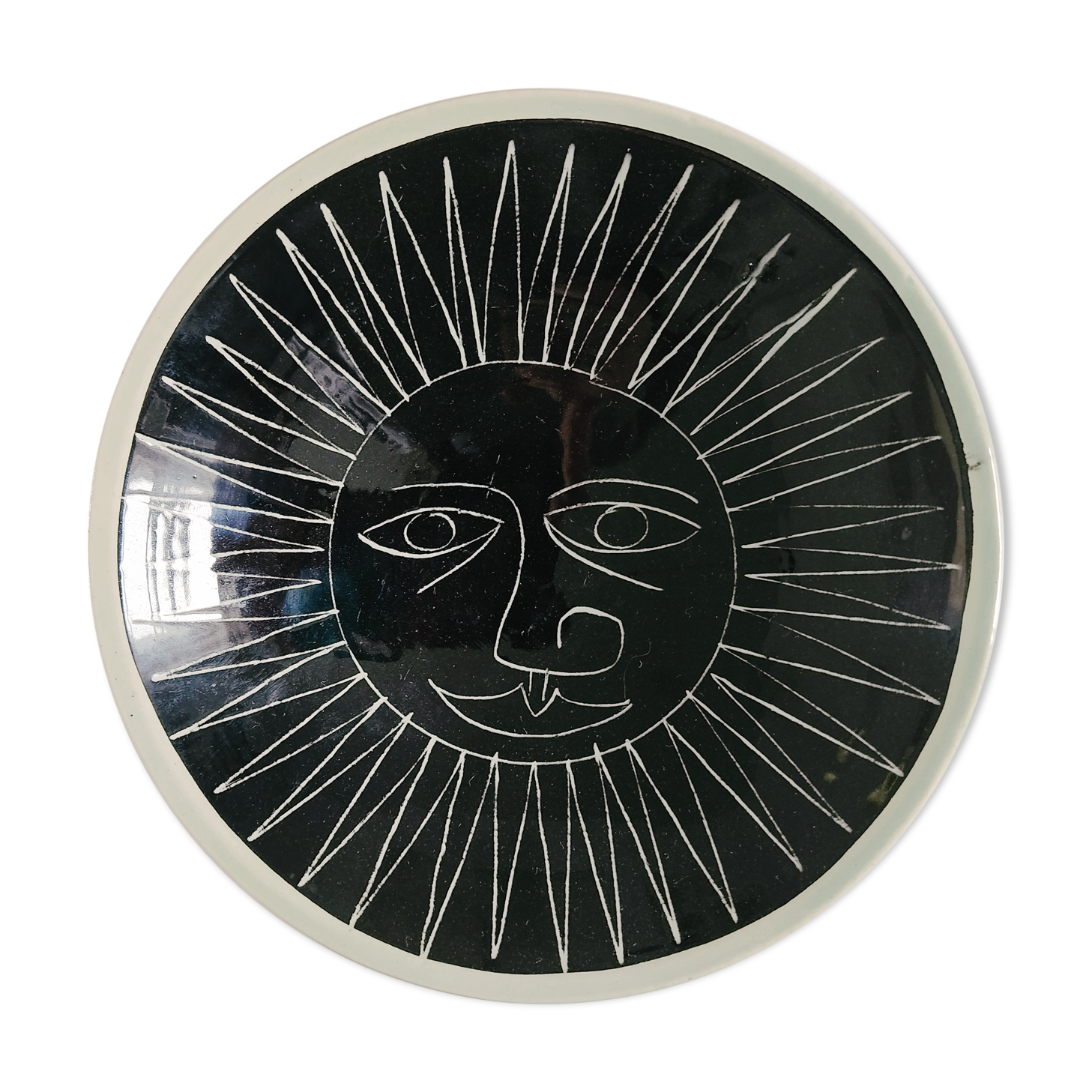 Empty pocket in hand-painted sun earthenware