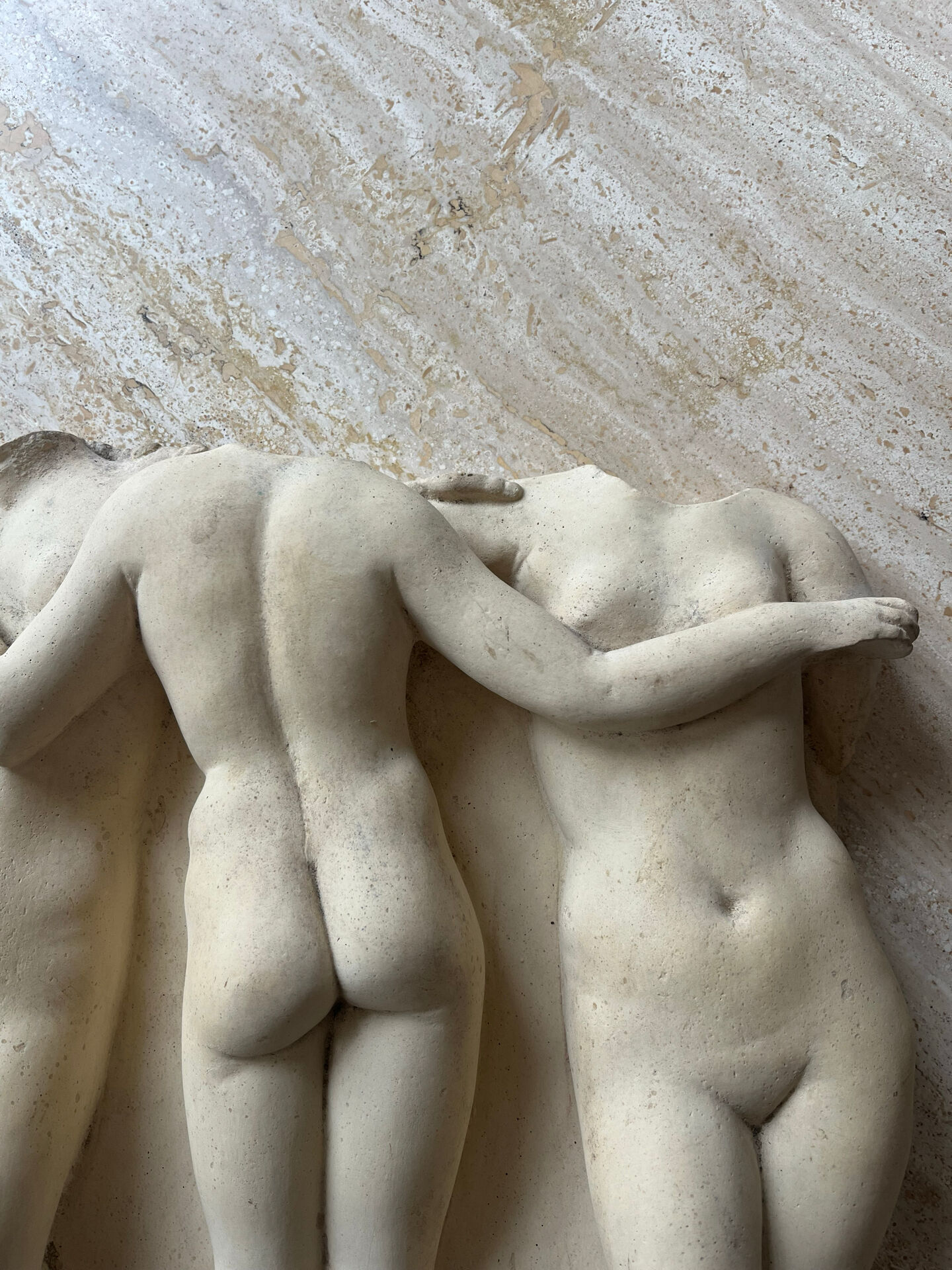 Bas-relief en plâtre patiné