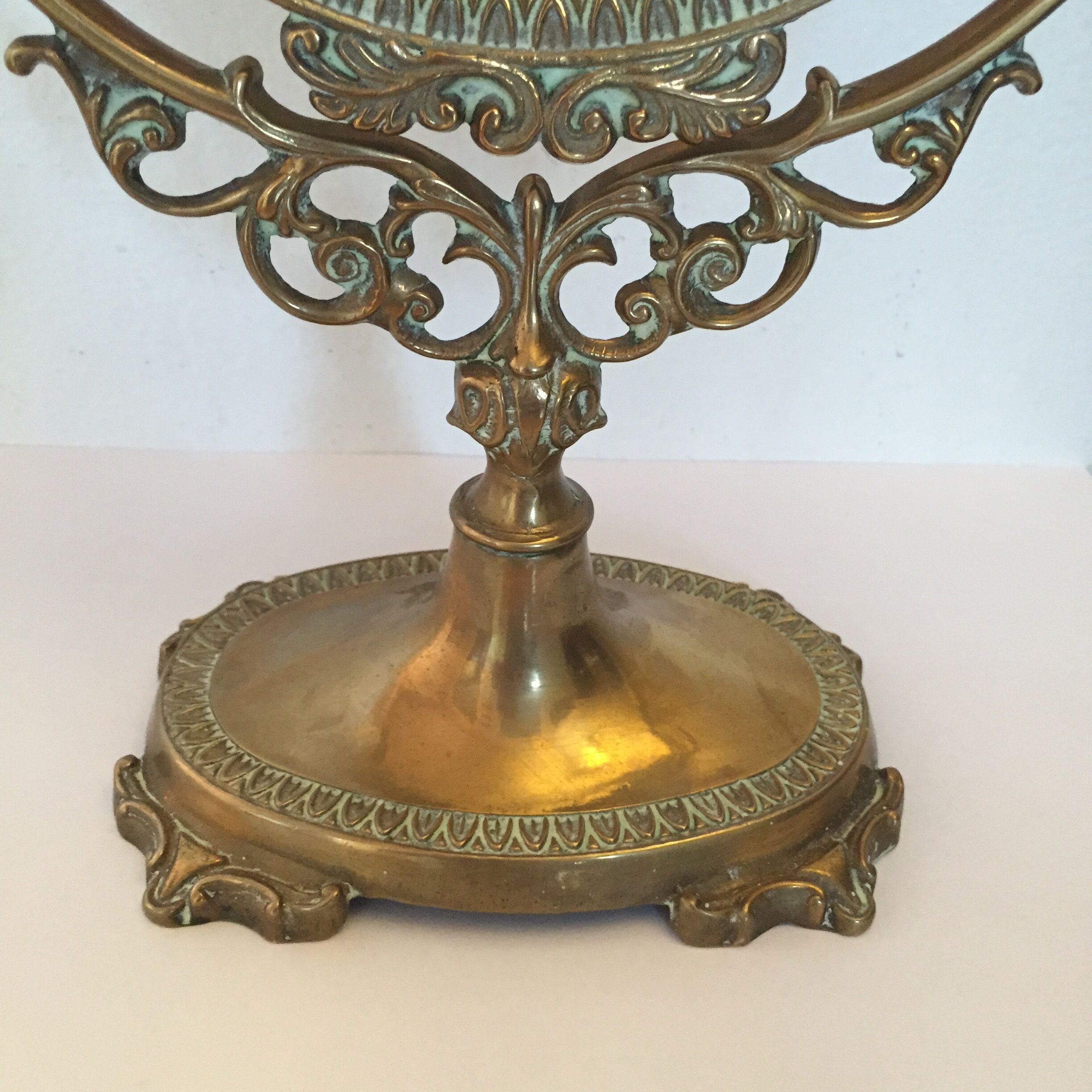 Oval mirror on stand 30x40cmg mirror