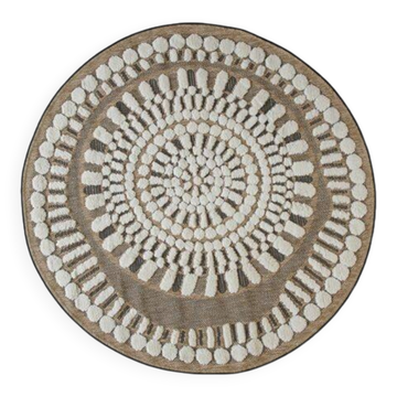 Round jute rug with white embossed patterns