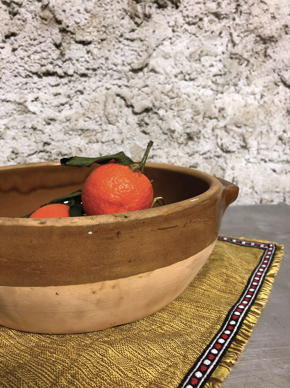 Salad bowl in raw stoneware and varnish