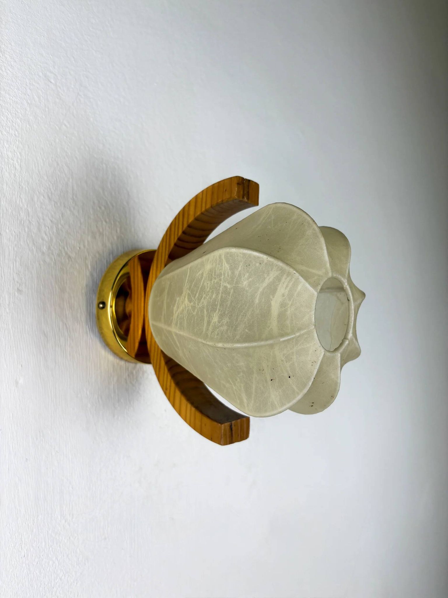 Pair of pear-shaped "Cocoon" wall sconces, resin and pine wood, Italy, 1970s