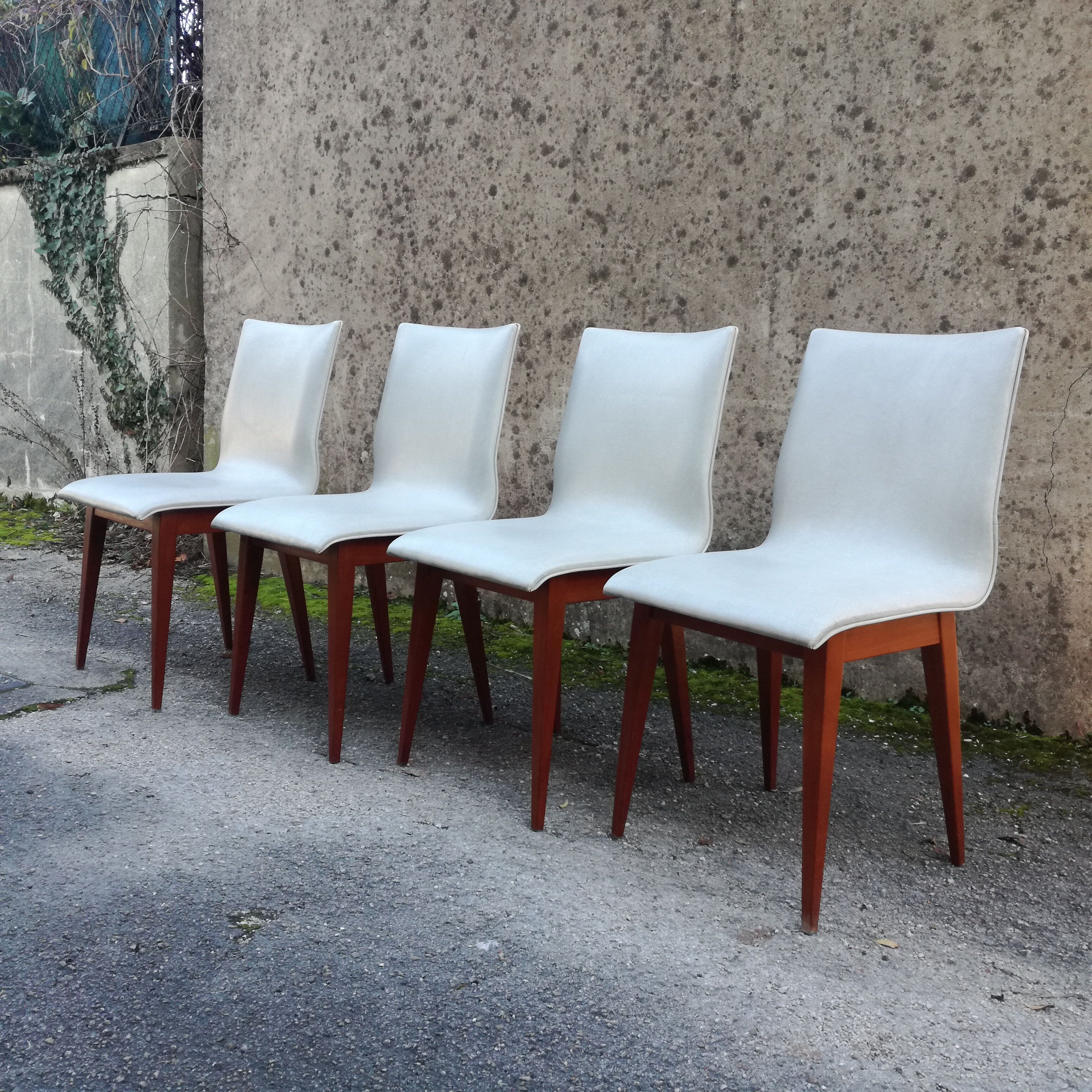 Lot de 4 chaises en simili cuir des années 1950