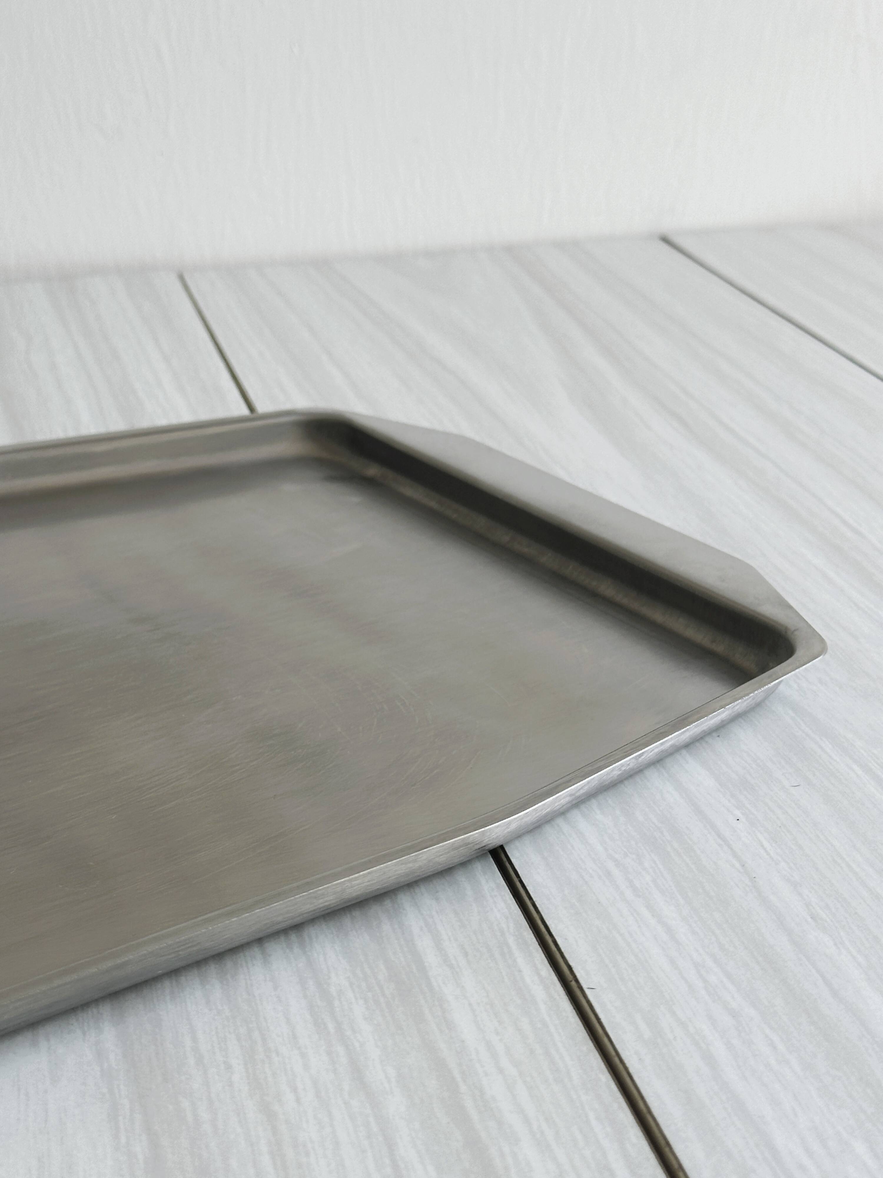 Plateau rectangulaire en inox.