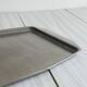 Plateau rectangulaire en inox.
