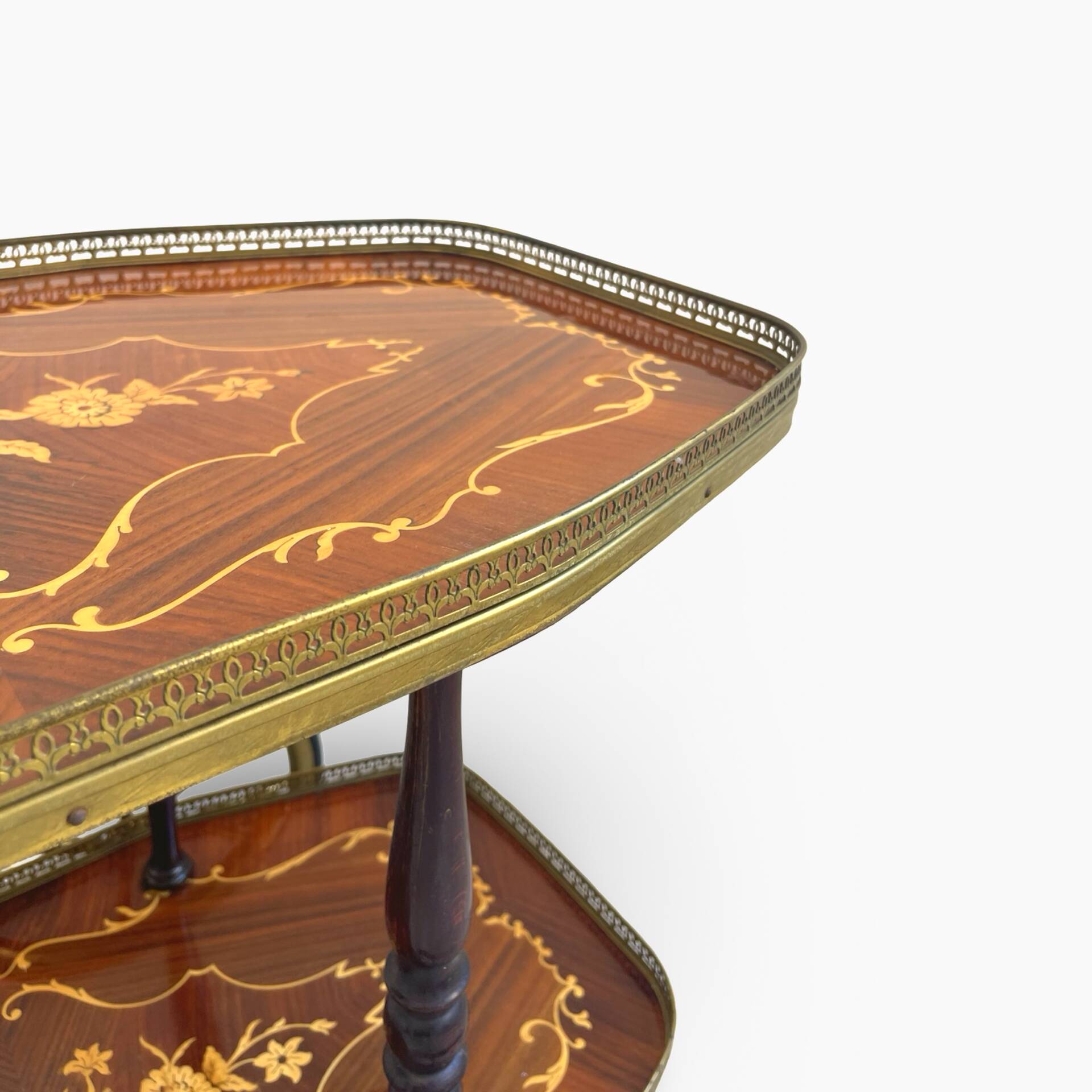 Chariot de bar en marqueterie de style Hollywood Regency italien présente des motifs floraux complexes.
