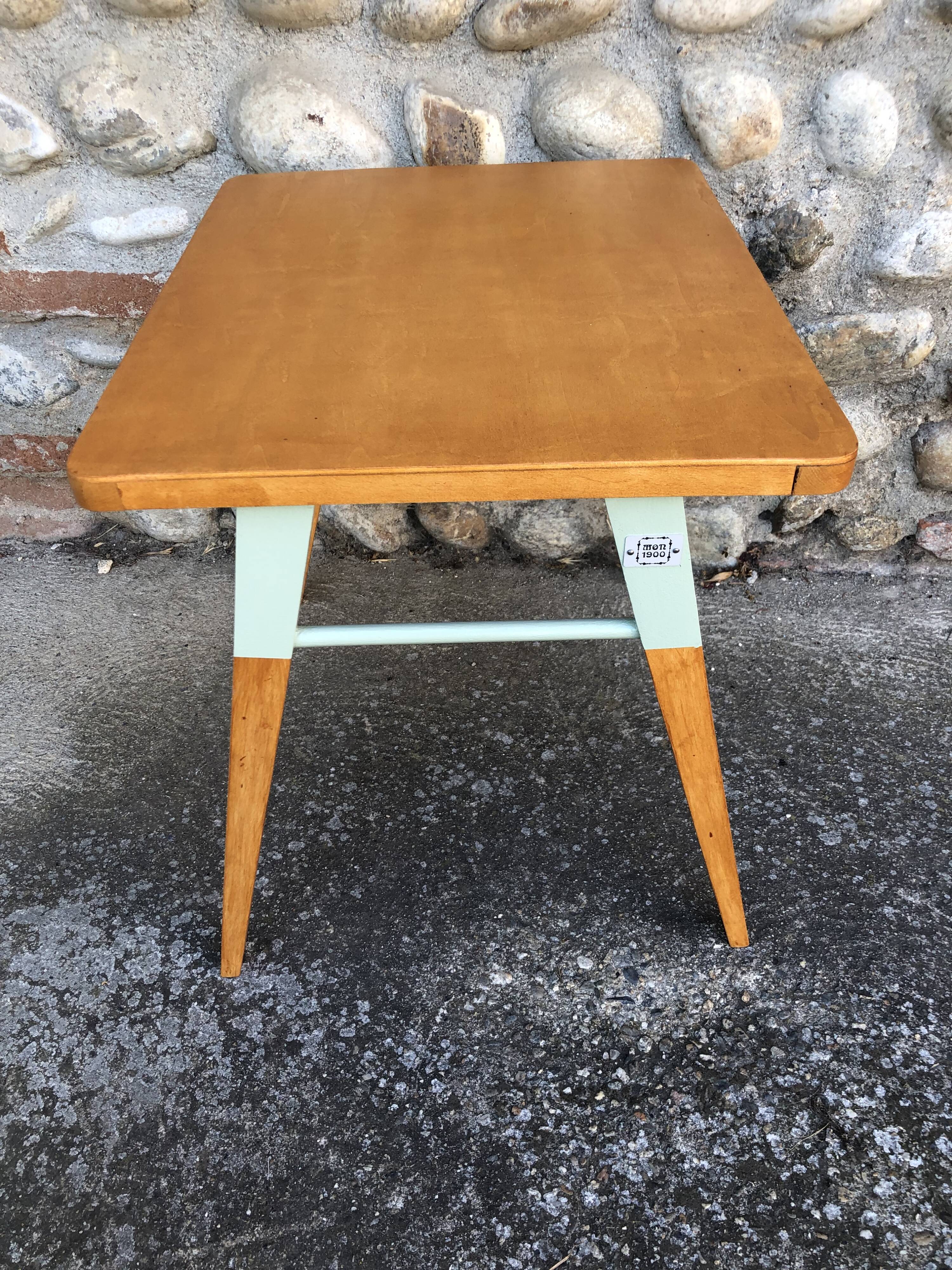 Maternal desk and its chair