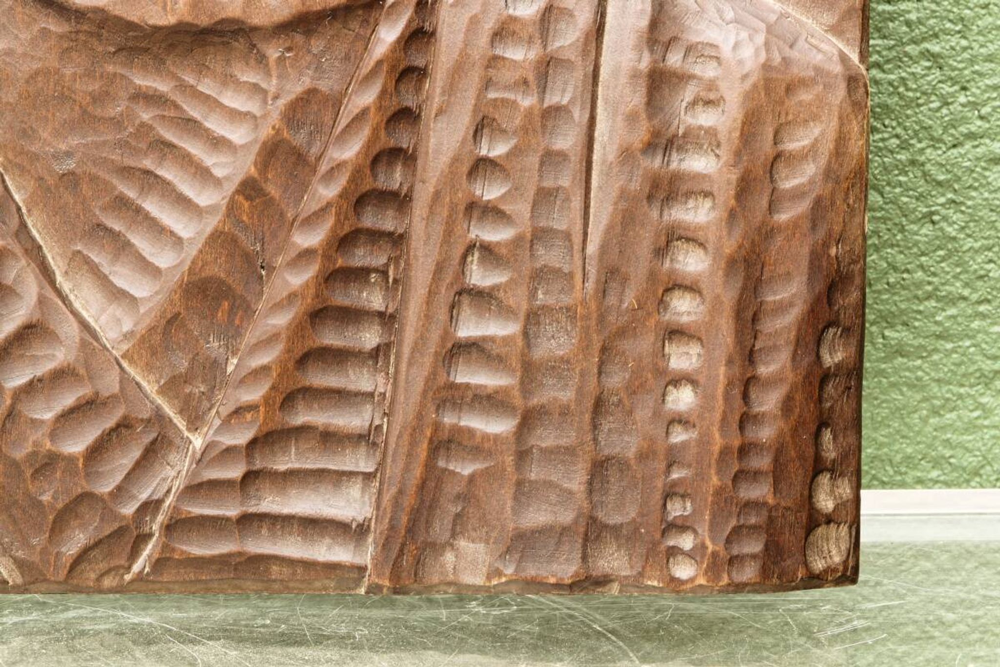 Bas relief moderniste, vierge à l'enfant, bois sculpté, signé