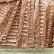 Bas relief moderniste, vierge à l'enfant, bois sculpté, signé