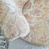 Fauteuil crapaud beige motifs floraux à franges