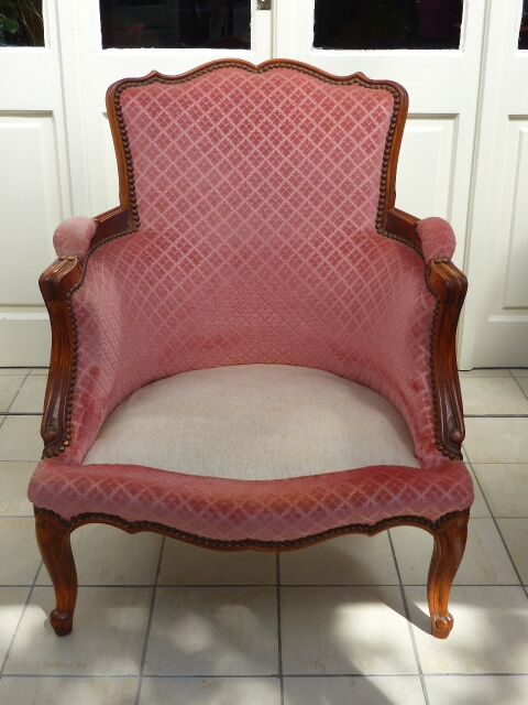 Vintage shepherdess armchair in pink velvet.