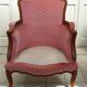 Fauteuil bergère vintage en velours rose.