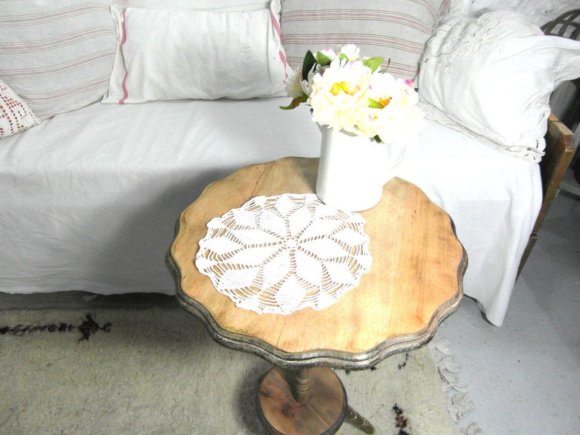 Round placemat in French crocheted lace in white cotton