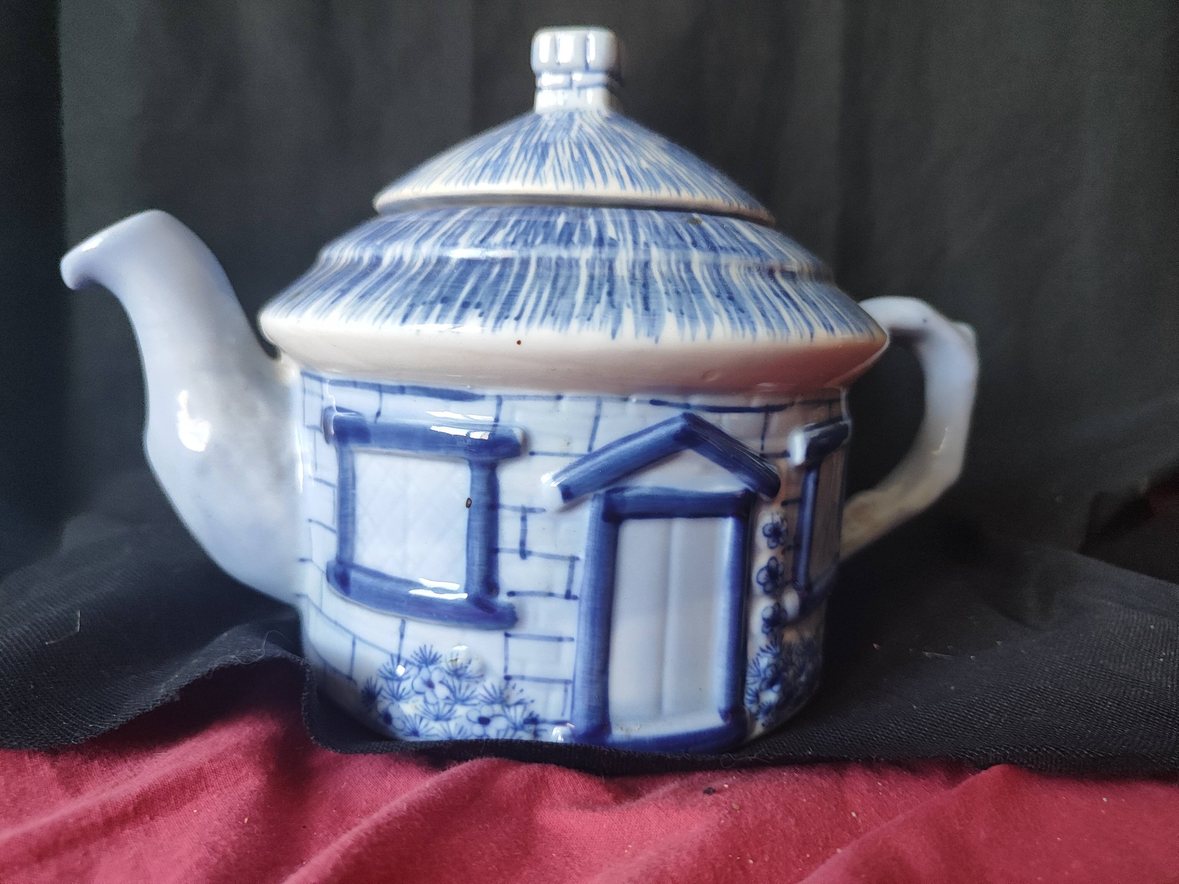 Thai teapot /hand painted porcelain Thailand
