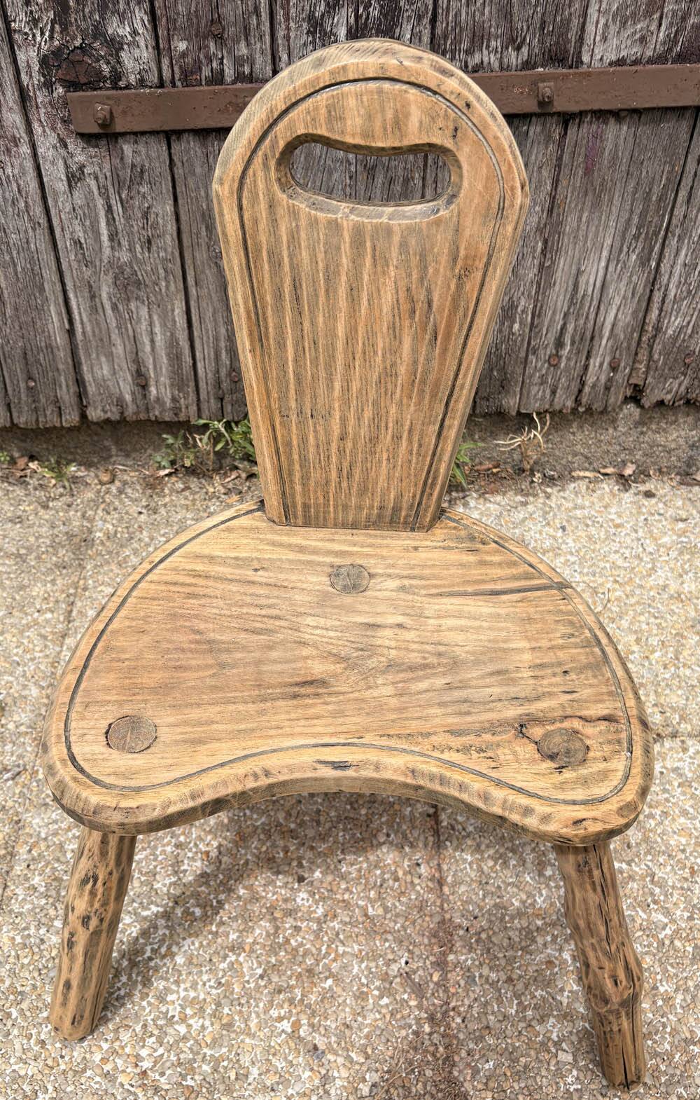 Chaise d’enfant rustique artisanale, tree trunk, esprit wabi-sabi