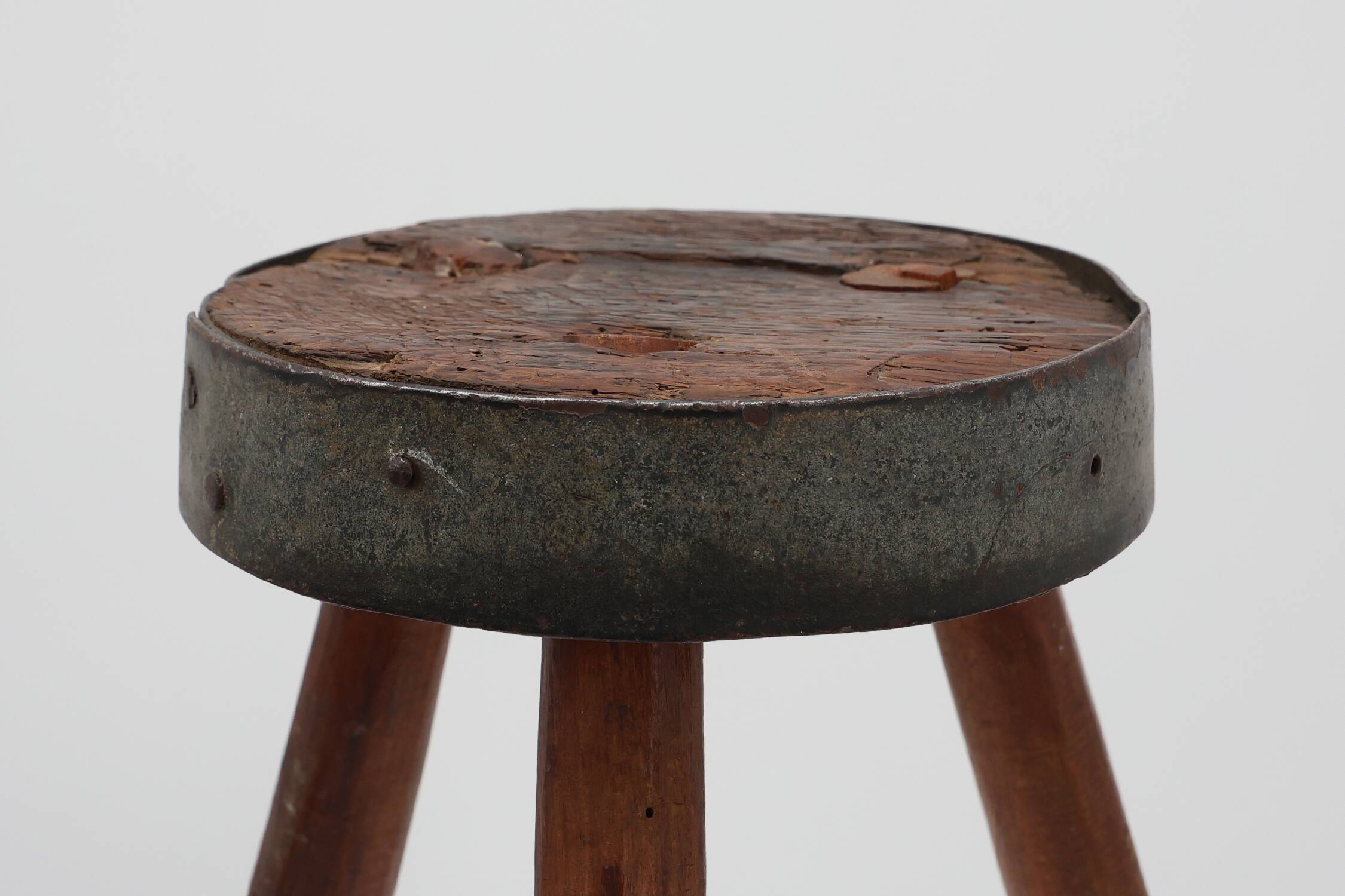 Brutalist French solid oak tripod stool with metal rim, 1850s