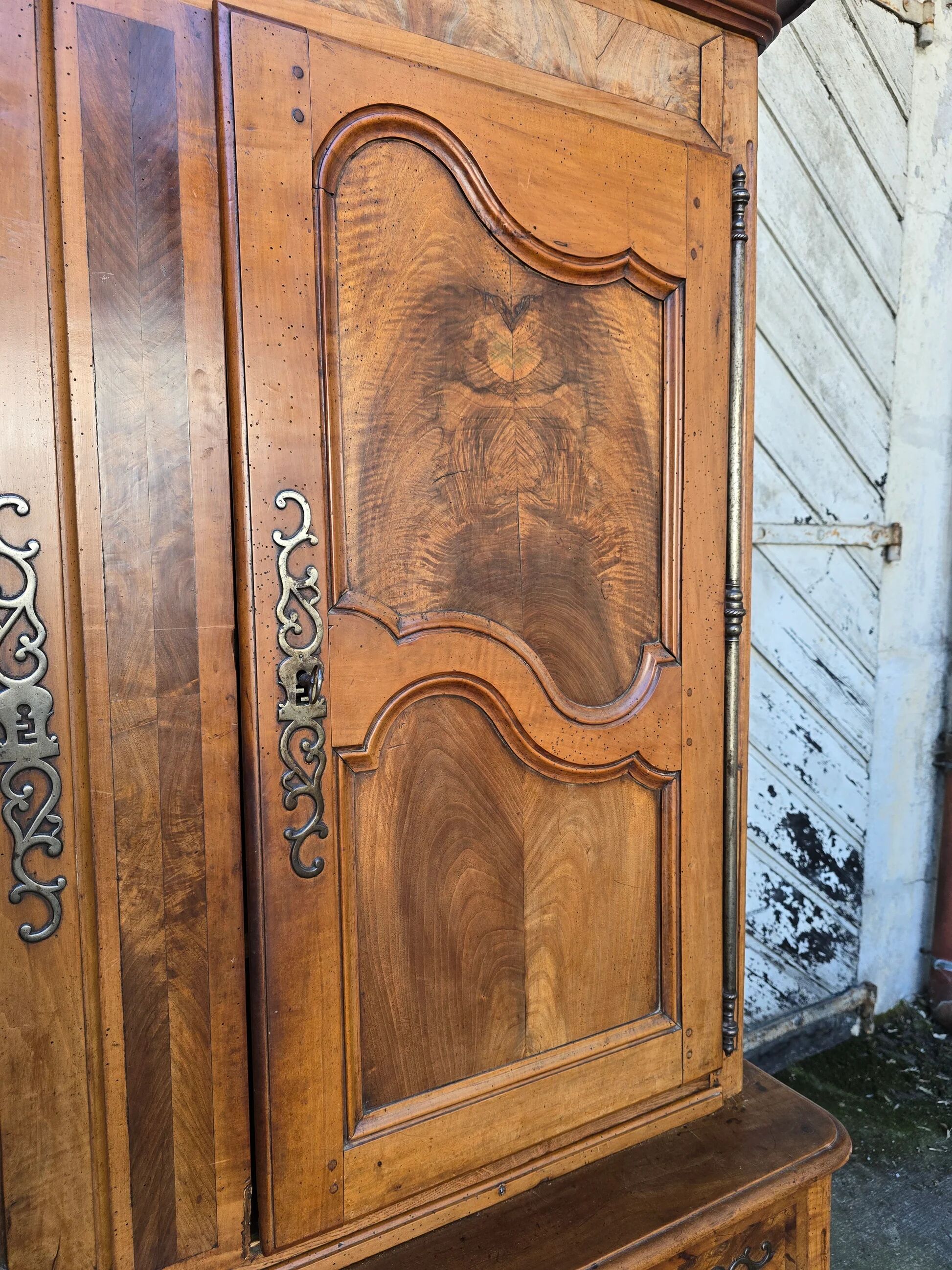 Louis XV two-body buffet in solid walnut – 18th century