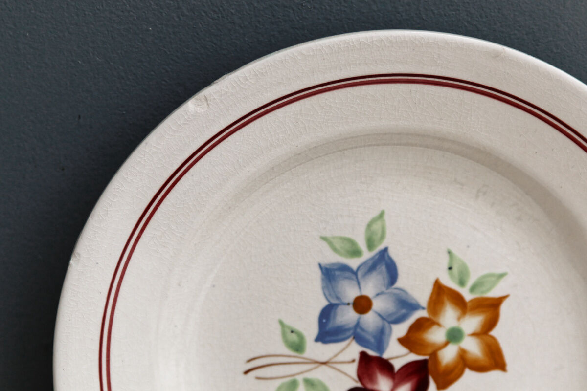Lot of dessert plates in faience - Mill of Wolves - The Hive