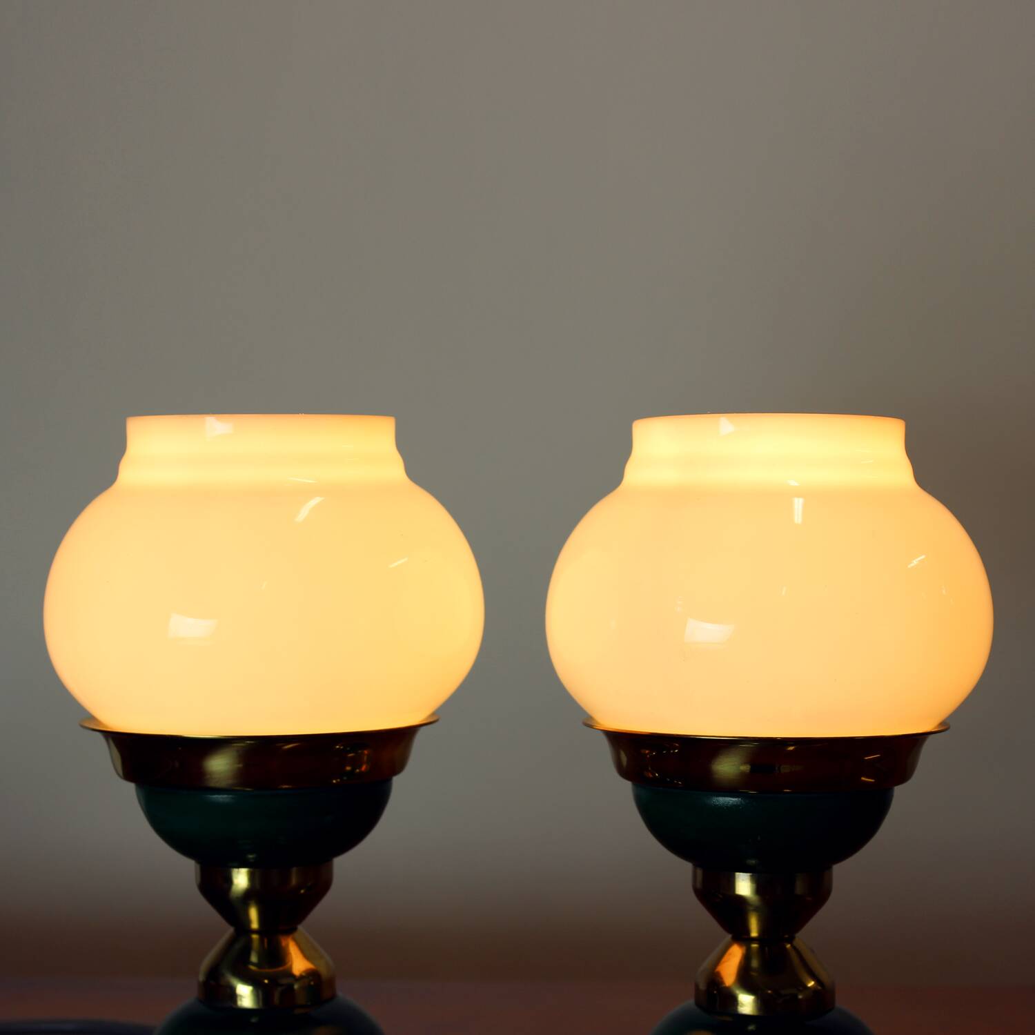 Suite de lampes de table en verre opalin et laiton, Tchécoslovaquie 1955
