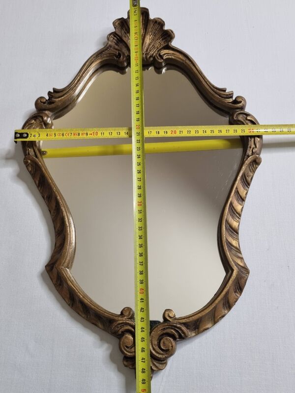 Miroir ancien rocaille en bois doré patiné à décor de coquille 49 x 31 cm