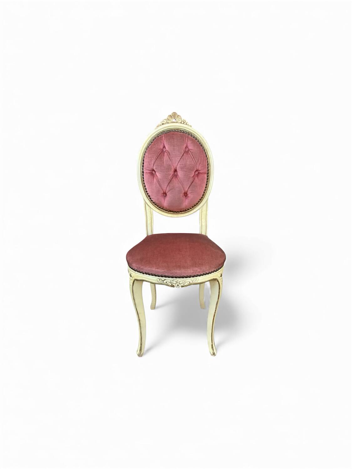 Chaise médaillon vintage – Bois patiné & velours rose poudré