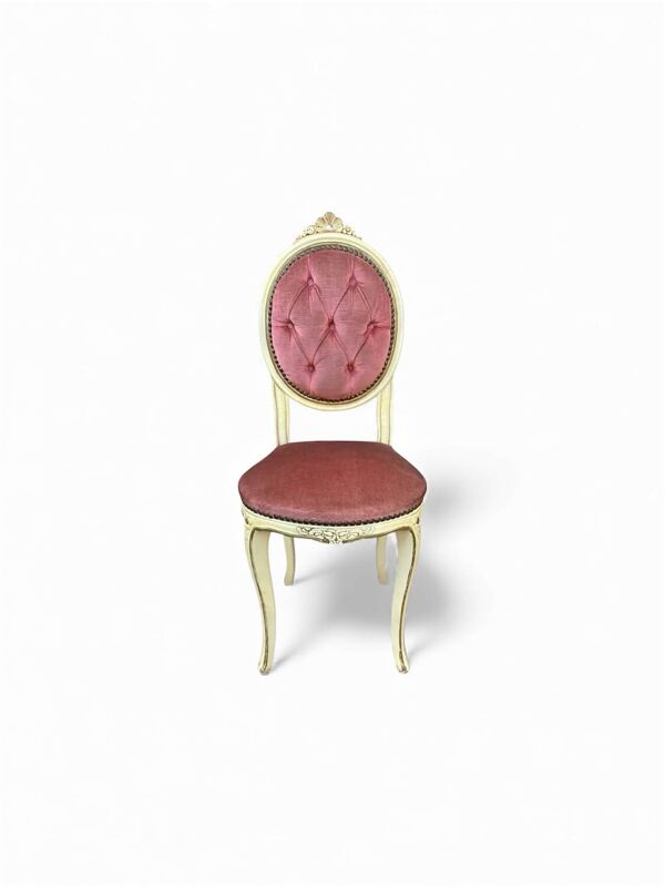 Chaise médaillon vintage – Bois patiné & velours rose poudré