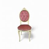 Chaise médaillon vintage – Bois patiné & velours rose poudré