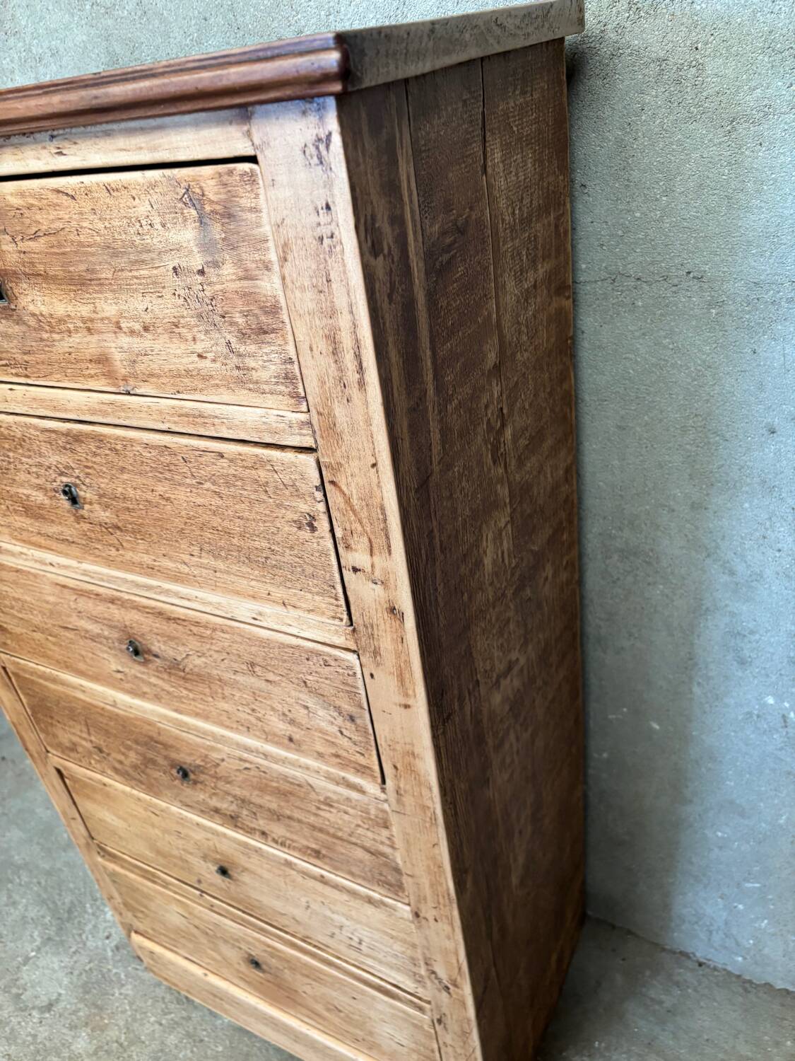 Matt varnished wooden chest of drawers
