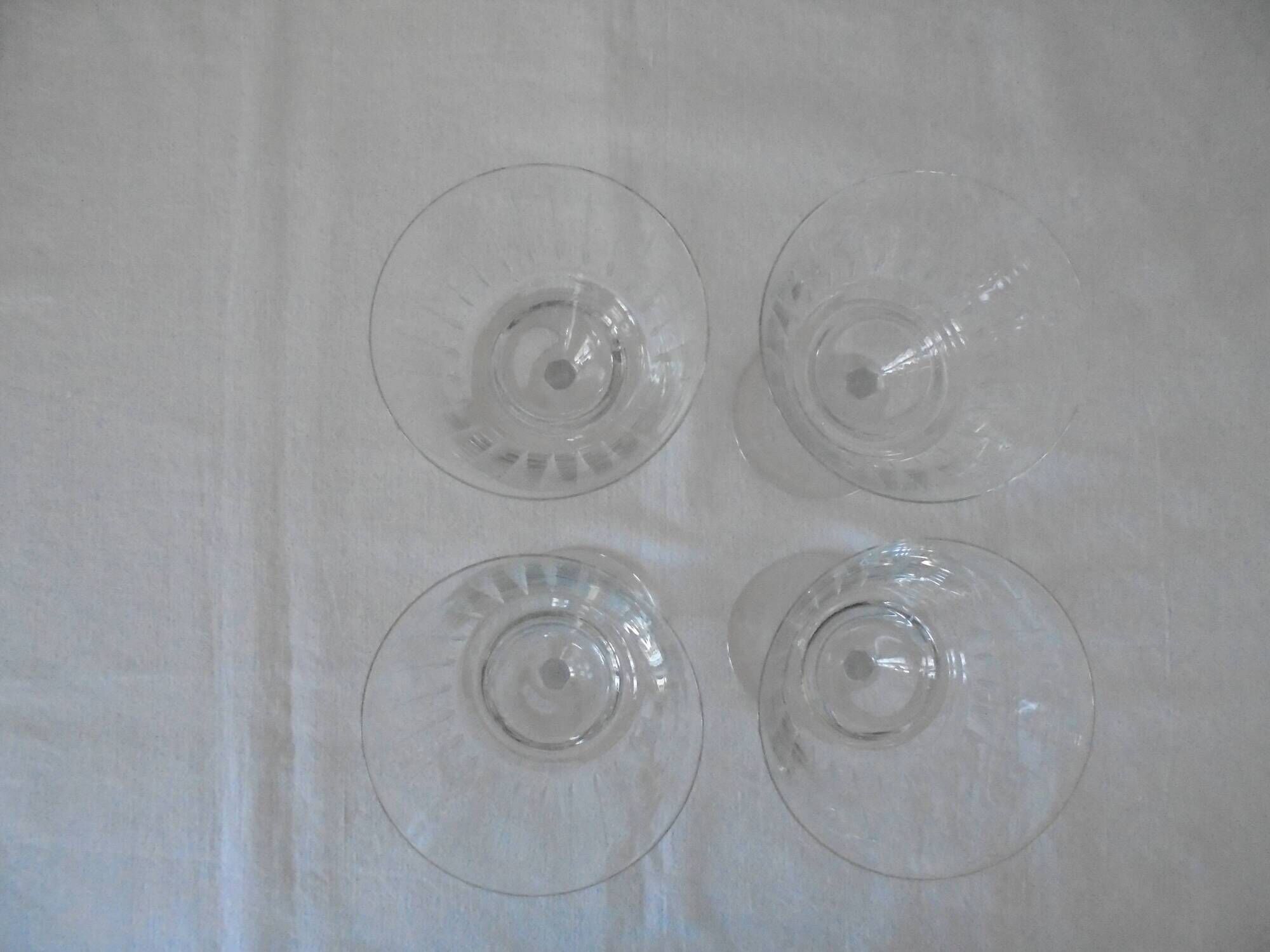 Lot 4 glasses with chiseled crystal water Height 15.8 cm Diameter edge sup. 8.8 cm