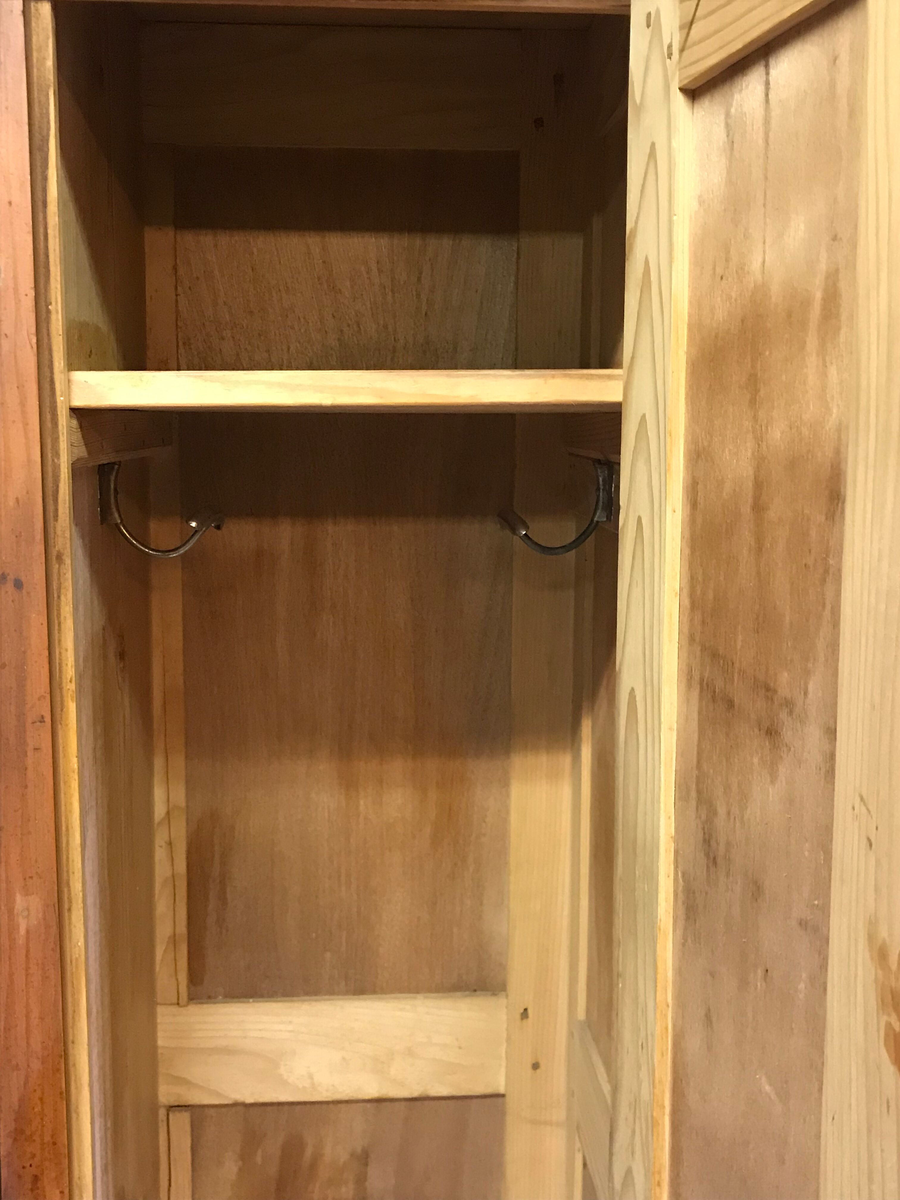 Vestiaire de métier des années 20 en bois brut